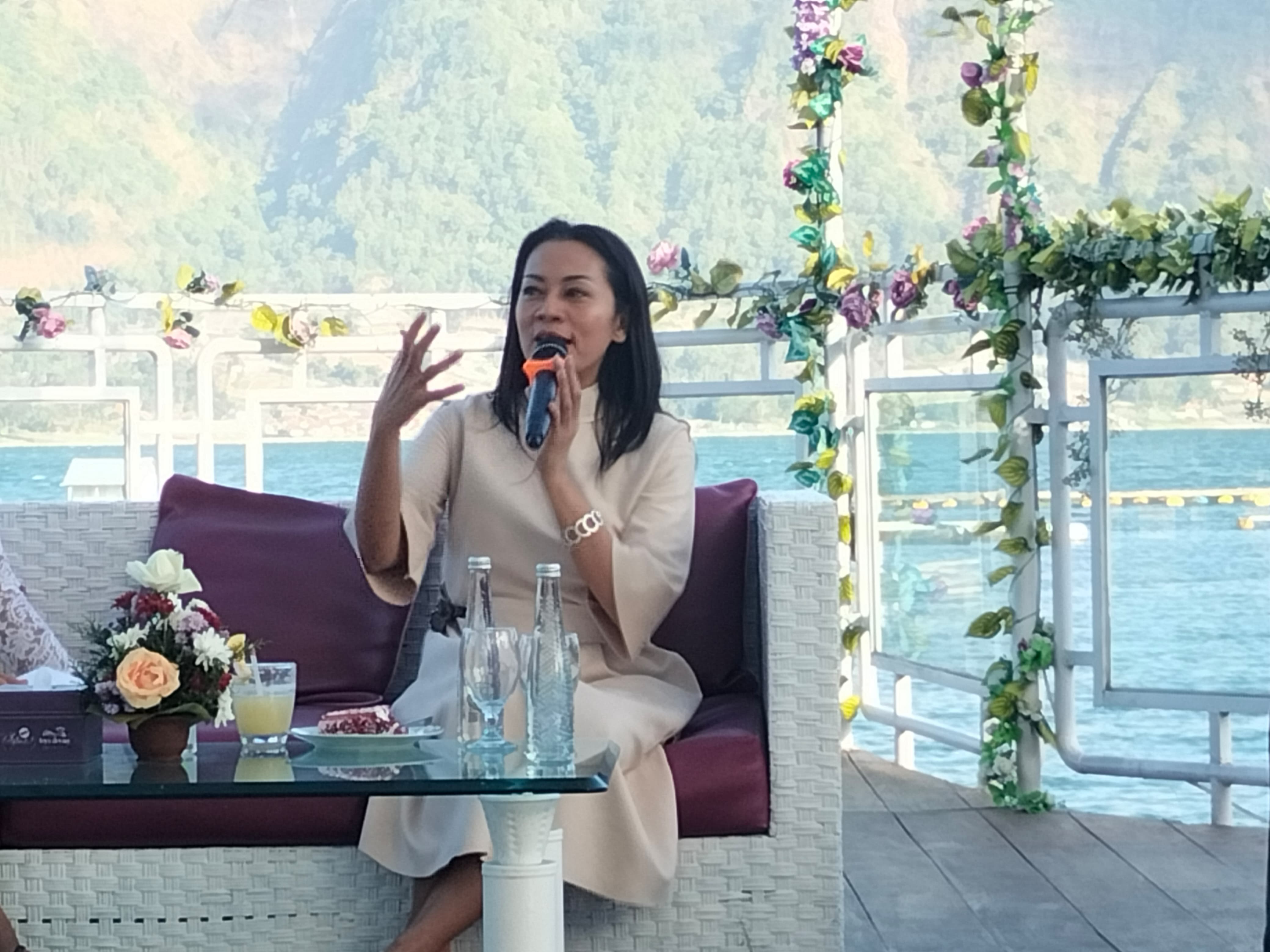 Penulis dan penyanyi Dewi 'Dee' Lestari