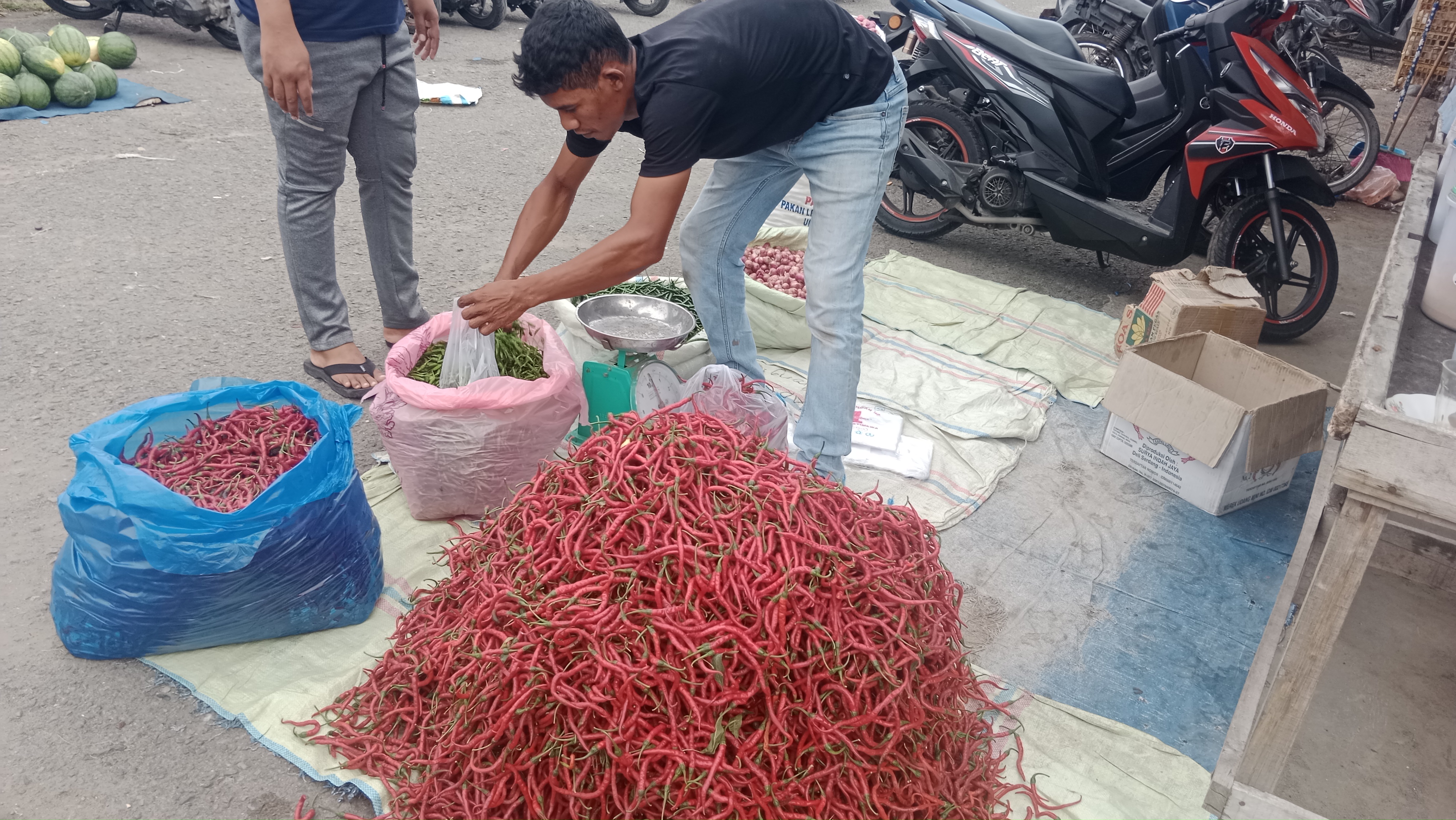 Pedagang menjual cabai di pasar tradisional di Pidie, Banda Aceh.