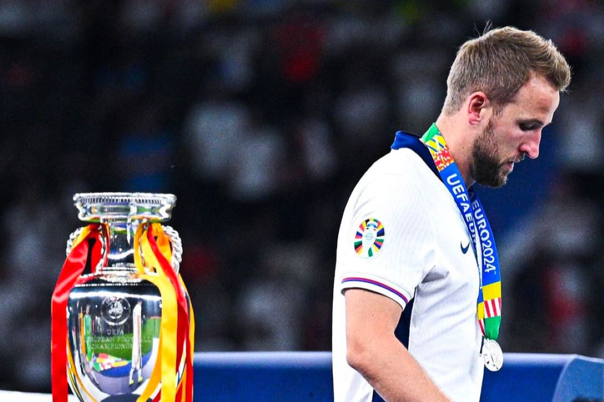 Harry Kane melewati trofi Piala Eropa.