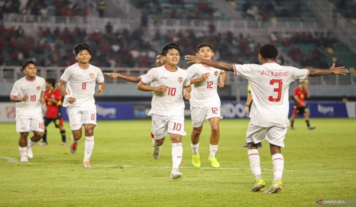 Penyerang timnas Indonesia U-19 Muhammad Kafiatur Rizky (tengah) melakukan selebrasi usai mencetak gol ke gawang Timor Leste.
