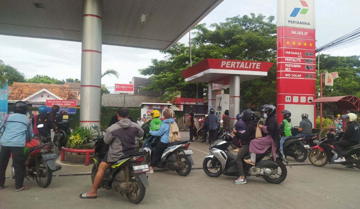  Konsumen antre mengisi BBM di SPBU wilayah Serpong, Tangerang Selatan, Senin (9/1/2023).