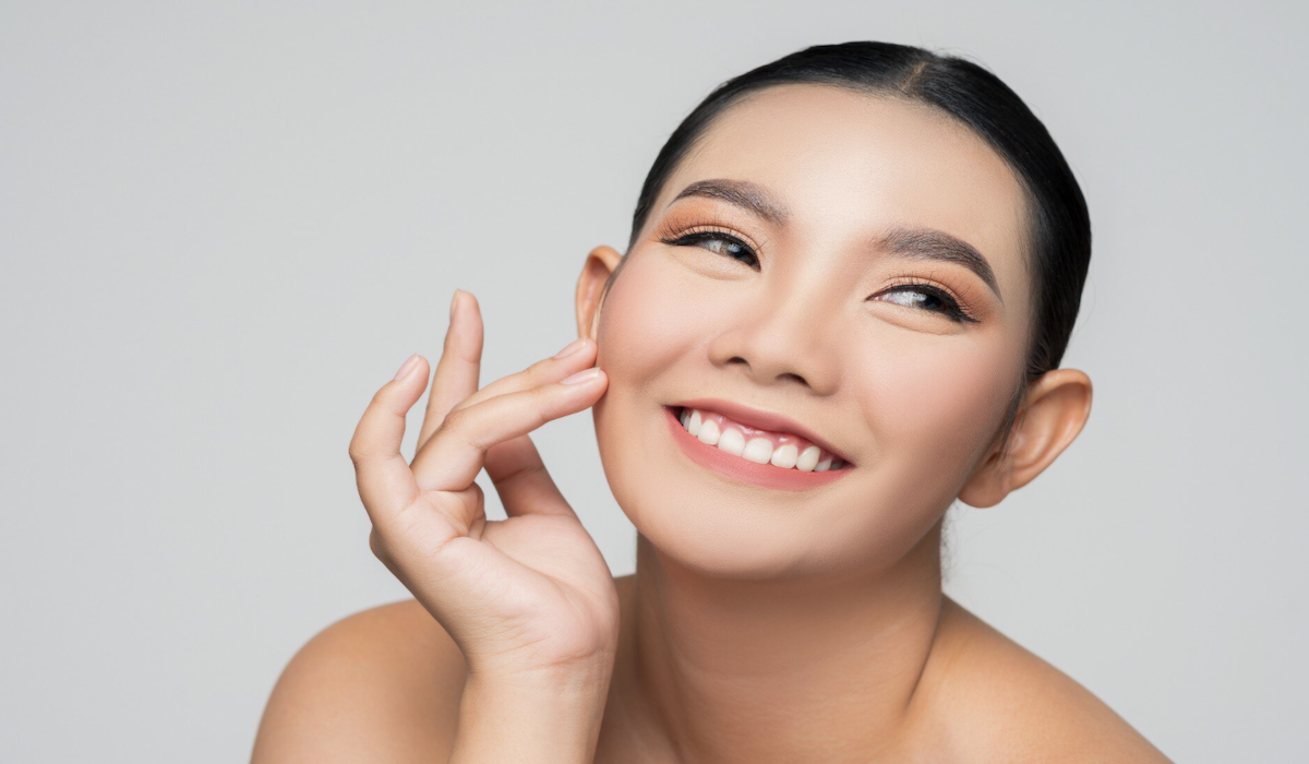 Ilustrasi perempuan merawat kulit