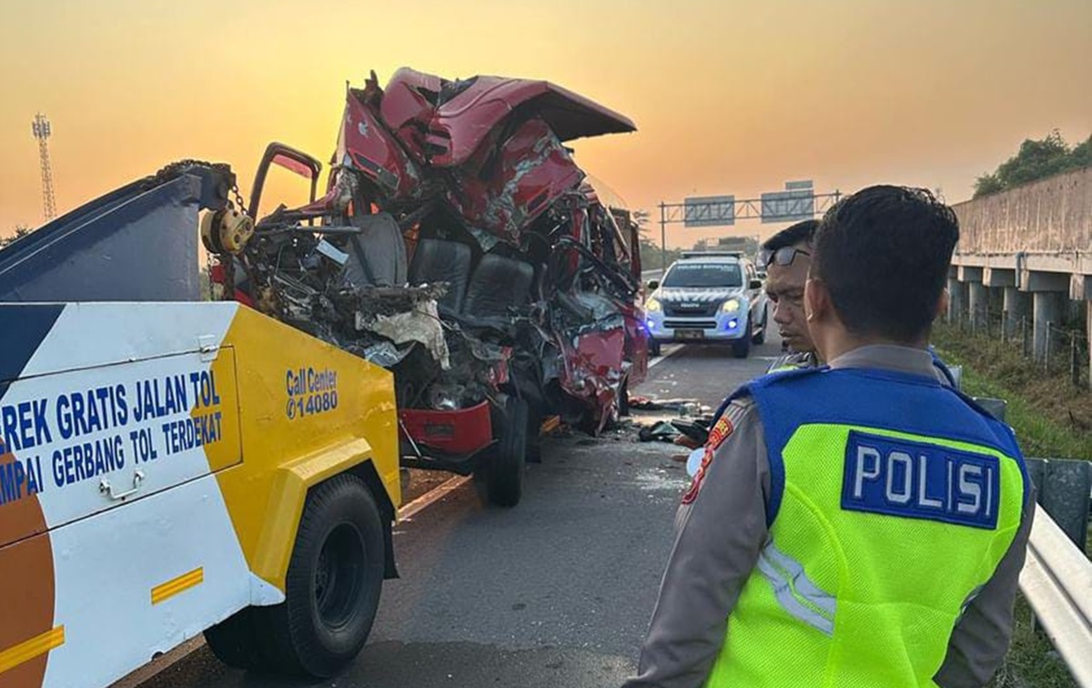 Polantas Boyolali sedang melakukan olah TKP di sekitar bangkai mobil Isuzu Elf di KM 498+800 Tol Solo Semarang di Sindon, Sabtu (13/7) dini 