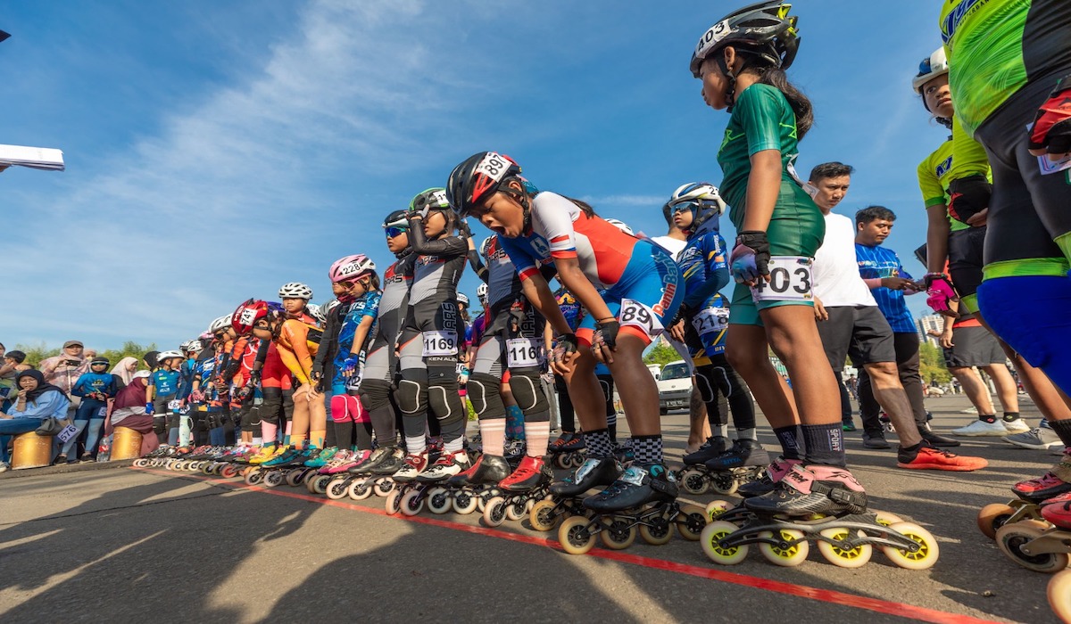 Ilustrasi olahraga sepatu roda yunior