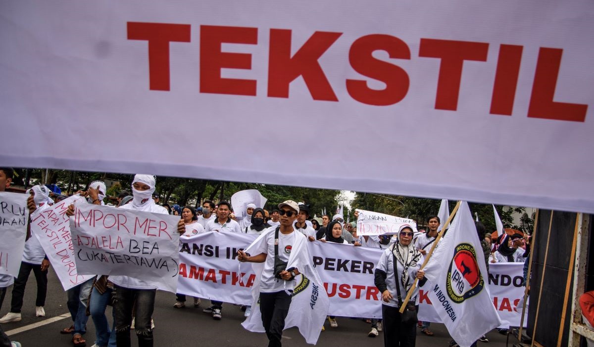 Massa yang tergabung dalam Aliansi IKM dan Pekerja Tekstil Indonesia berunjuk rasa di depan Gedung Sate, Bandung, Jawa Barat, Jumat (5/7).