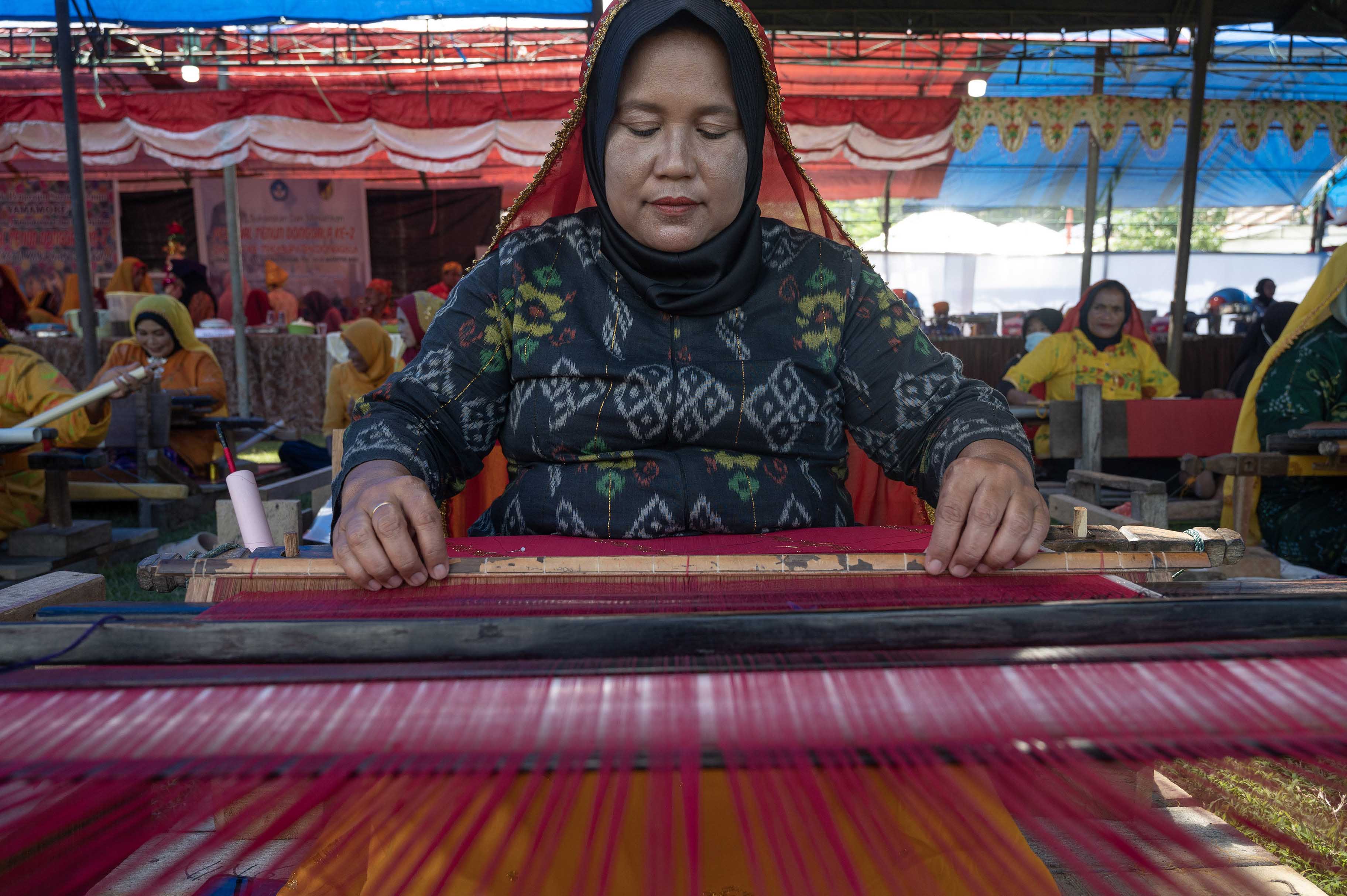Penenun melakukan tenun kain sarung Donggala pada pembukaan Festival Tenun Donggala di Desa Towale, Sulawesi Tengah.