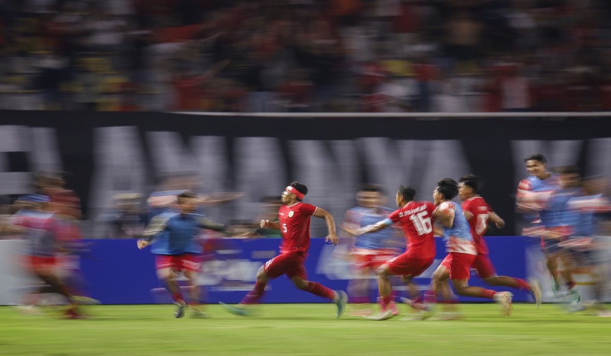 Bek Timnas Indonesia Muhammad Alfharezzi Buffon (tengah) melakukan selebrasi usai menjebol gawang Malaysia di Semifinal Piala AFF U-19.