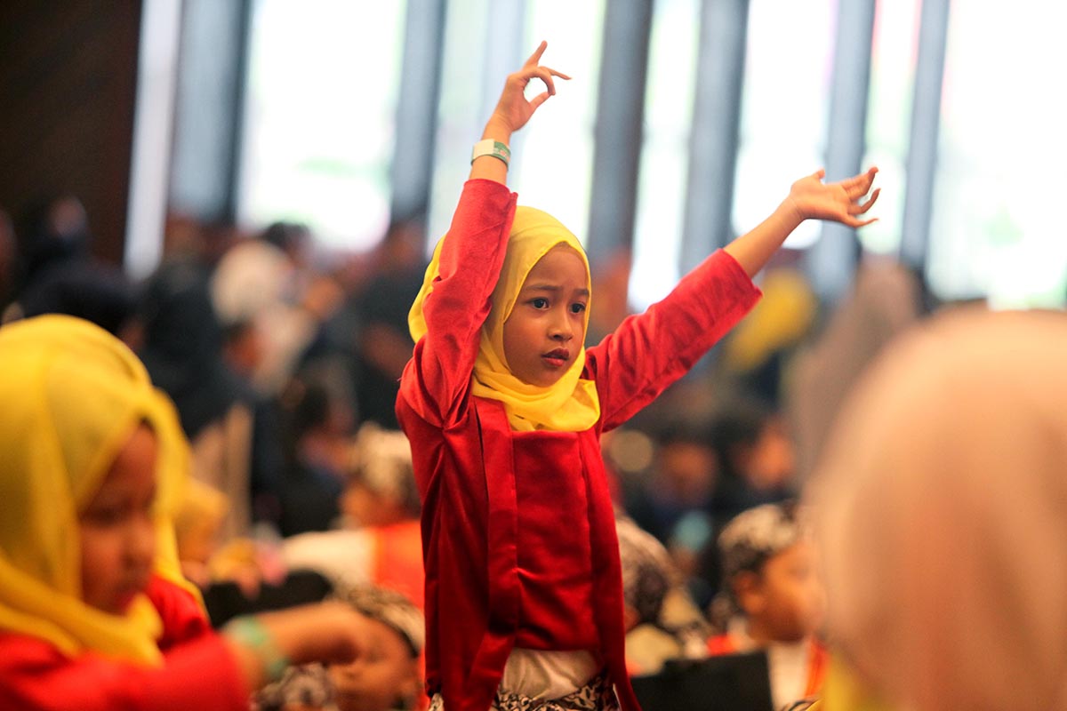 Murid-murid Pendidkan Anak Usia Dini (PAUD) menunjukkan kreativitas dan kebolehannya dalam Puncak Gebyar Pendidikan Agama Islam (PAI).