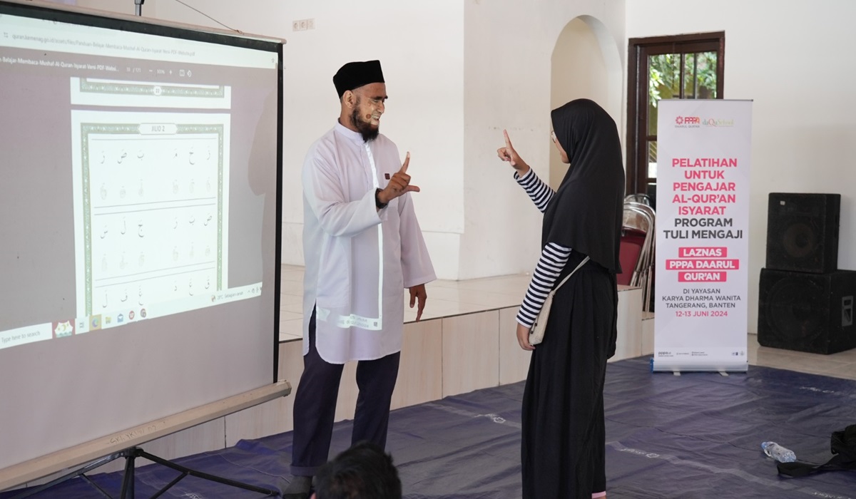 Seorang teman tuli belajar mengaji menggunakan bahasa isyarat di Sekolah Khusus YKDW 02, Tangerang, Banten.
