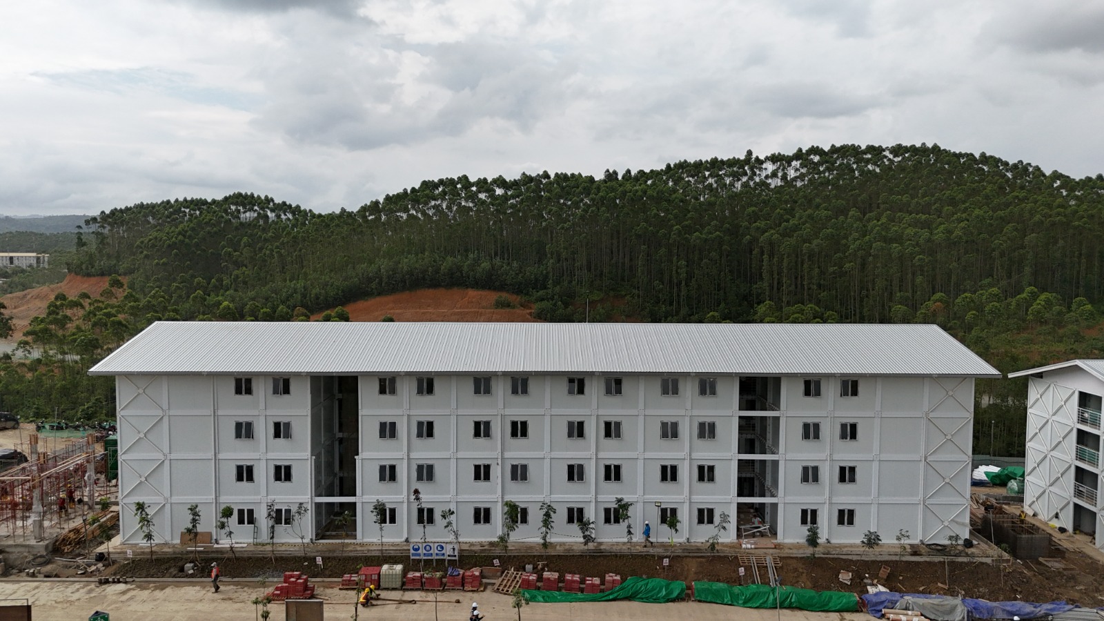 Pembangunan hunian pekerja dengan teknologi modular box. 