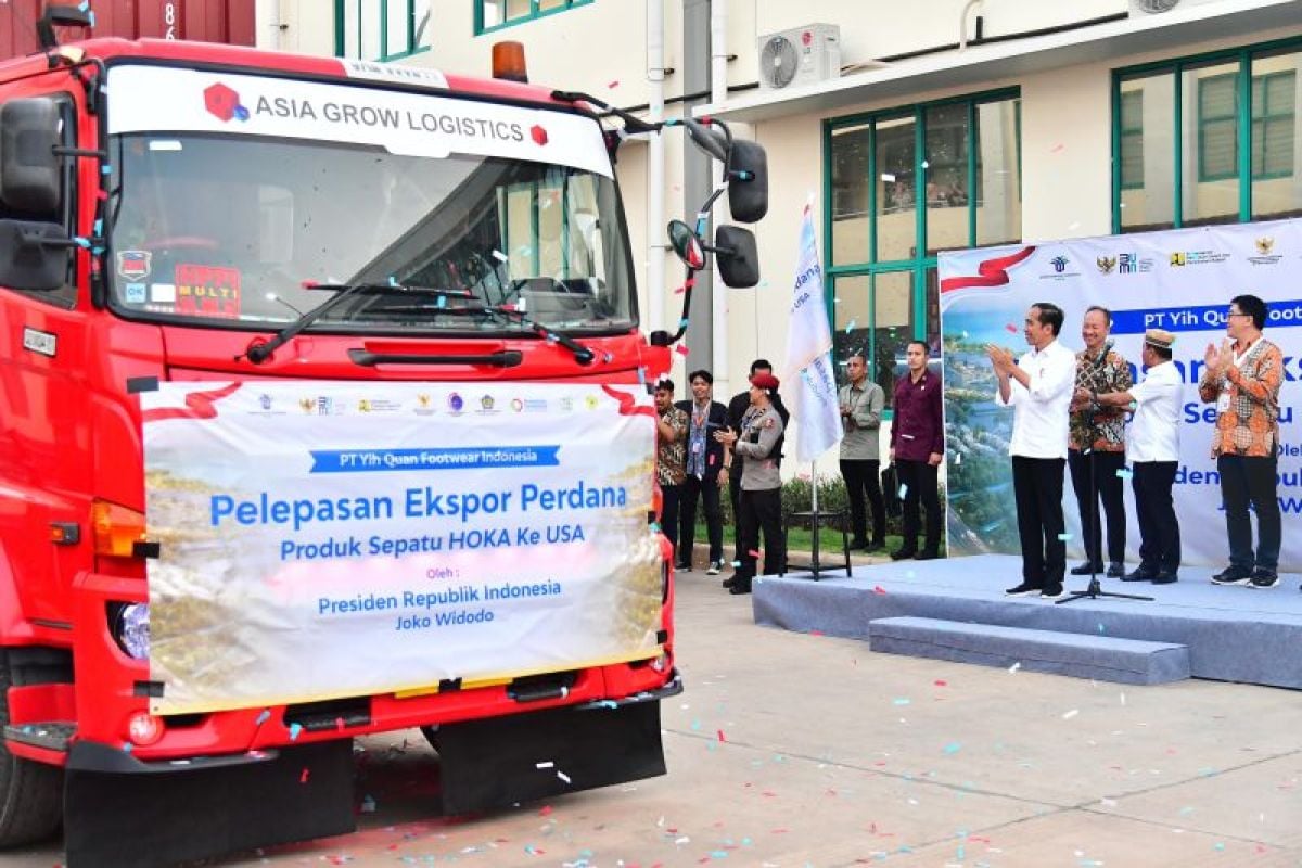 Presiden Joko Widodo melepas ekspor sepatu ke Amerika Serikat.