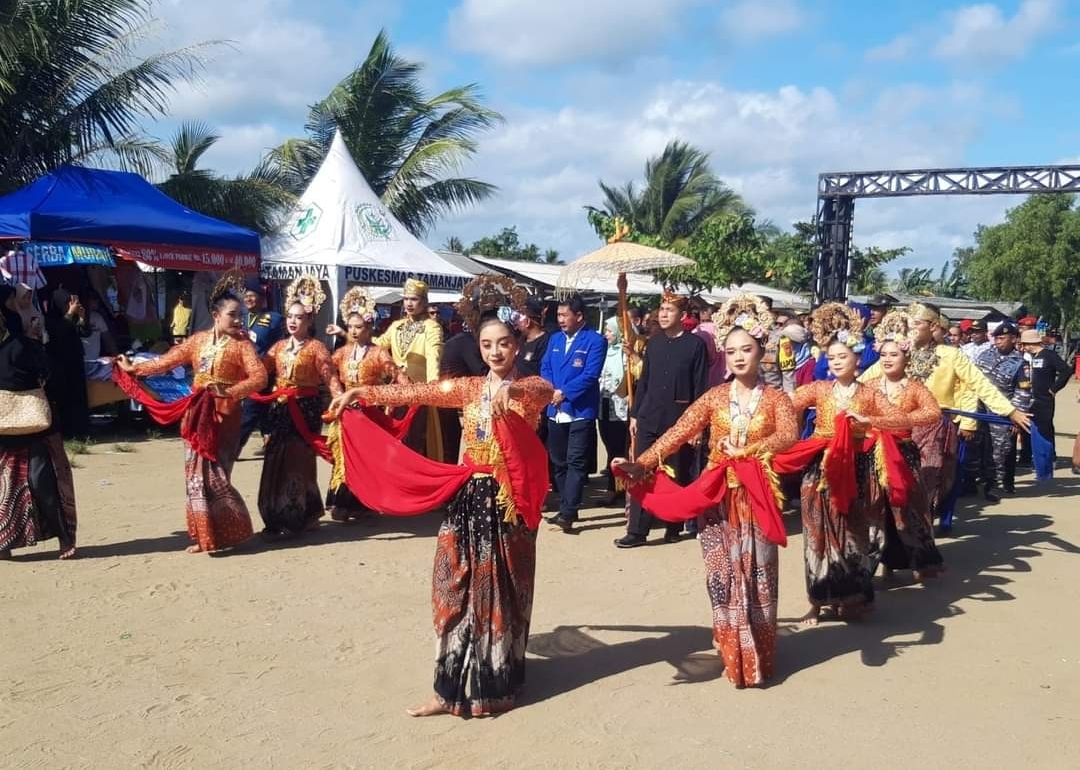 Syukuran Nelayan Desa Ciwaru, Kabupaten Sukabumi. 