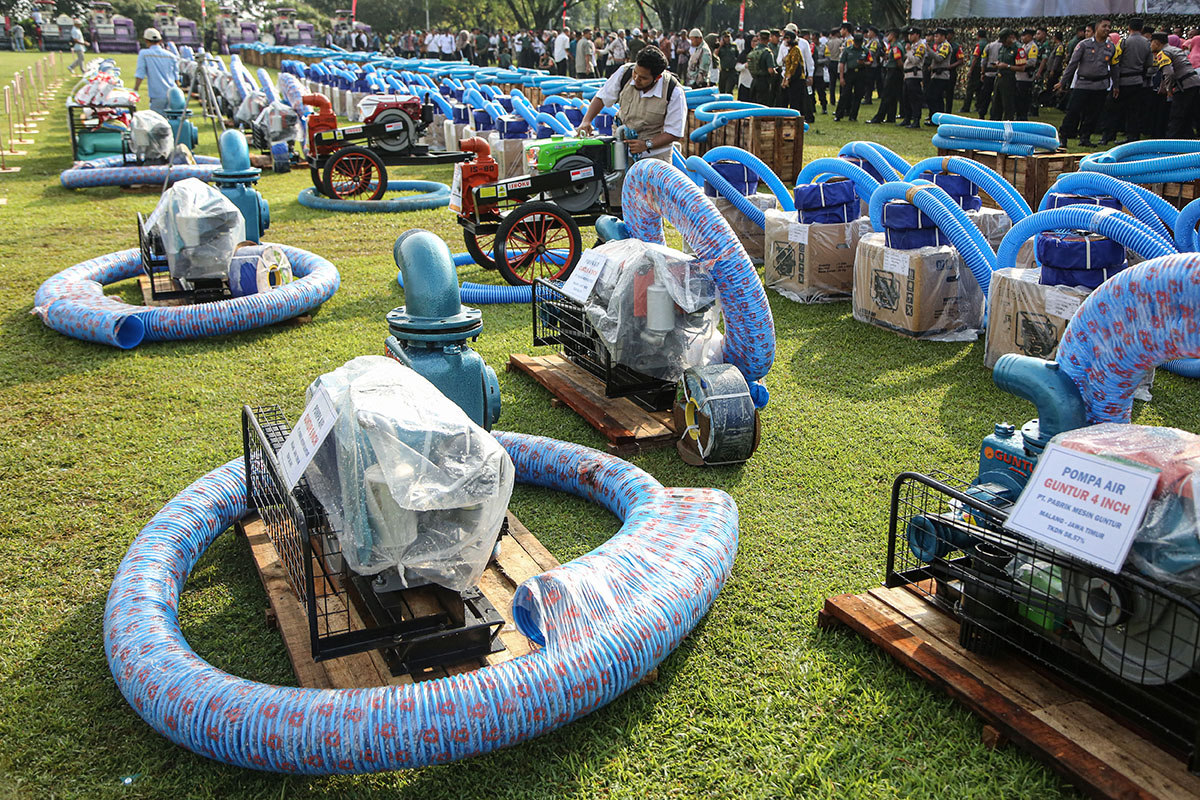 Petugas menyiapkan bantuan mesin pompa air dalam gelar apel siaga di lapangan Kodam IV/Diponegoro, Semarang, Jawa Tengah, Selasa (23/4).