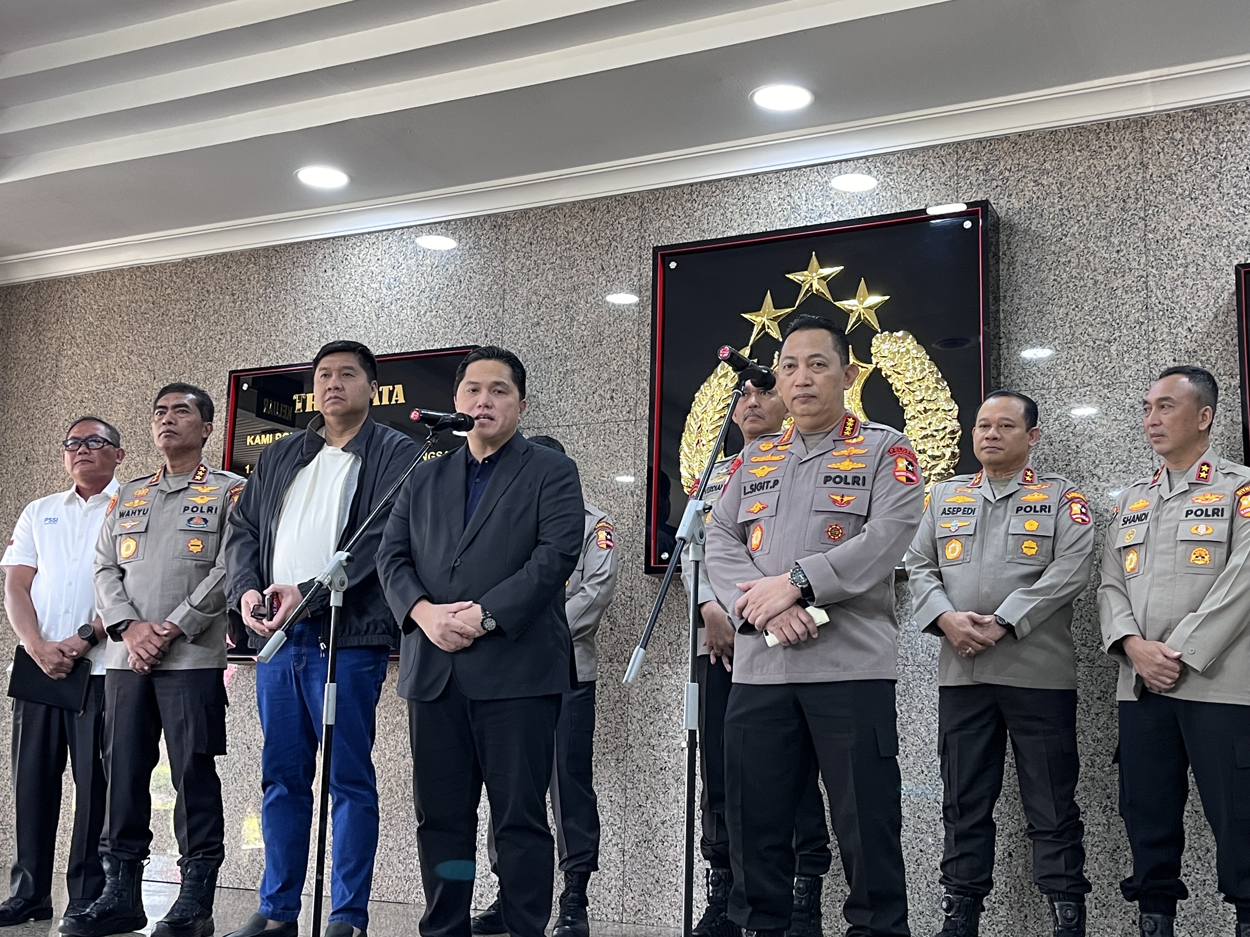 Ketua Umum PSSI Erick Thohir menyayangkan metode pengamanan sepak bola yang masih kontraproduktif