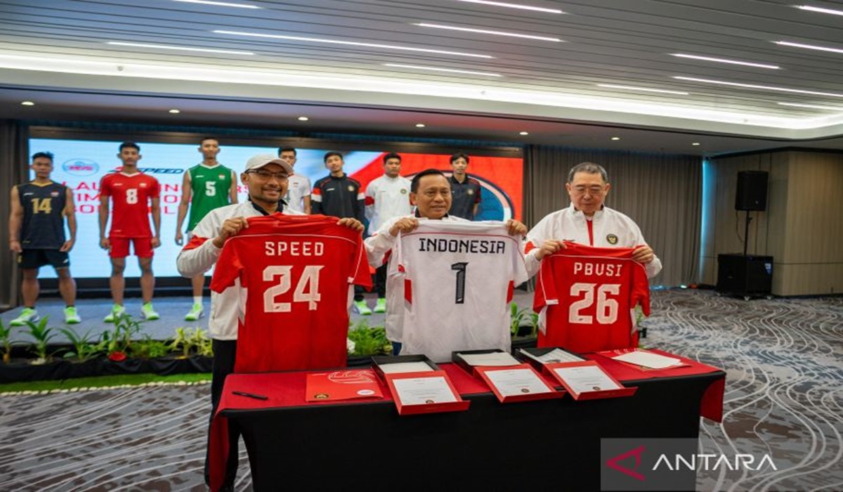 Ketua Umum PP PBVSI Imam Sudjarwo (tengah) berfoto pada acara penandatanganan kemitraan dengan Speed Jersey, Senin (22/7).