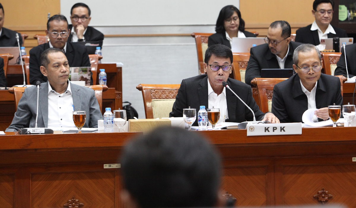 Ketua KPK sementara Nawawi Pomolango (kiri) didampingi Wakil Ketua KPK Alexander Marwata (kanan) saat hadir dalam rapat kerja dengan Komisi 