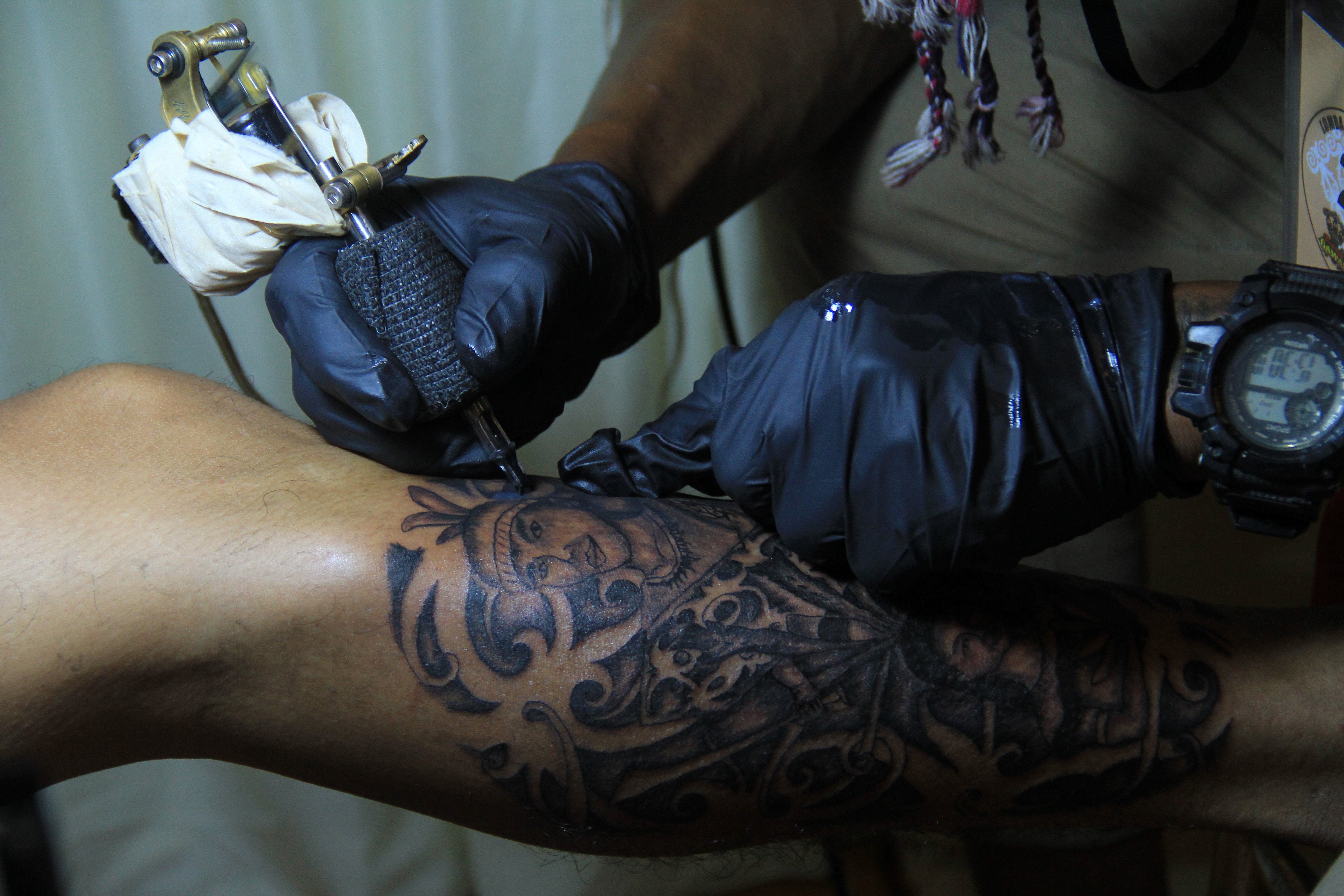 Ilustrasi membuat tato.