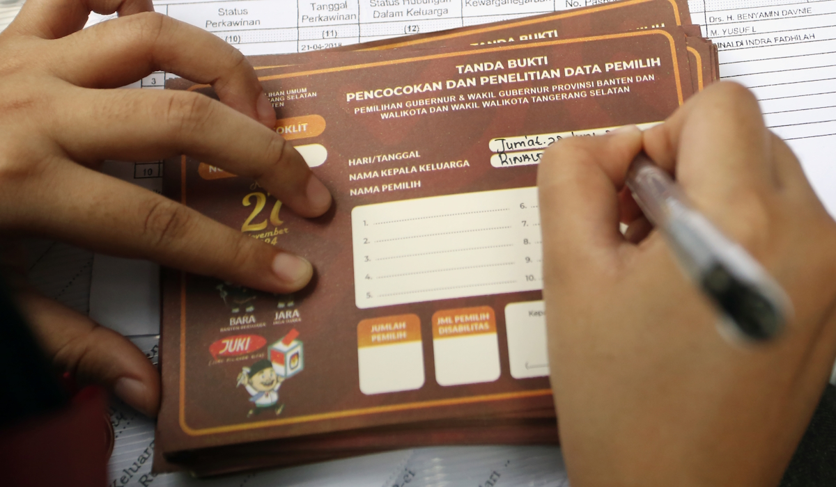 Petugas Pemutakhiran Data Pemilih (Pantarlih) melakukan pencocokan dan penelitian data pemilih Pilkada