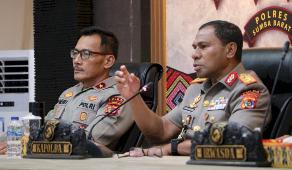 Mantan Kapolda Nusa Tenggara Timur (NTT) Irjen (Purn) Johni Asadoma (kanan).jpg