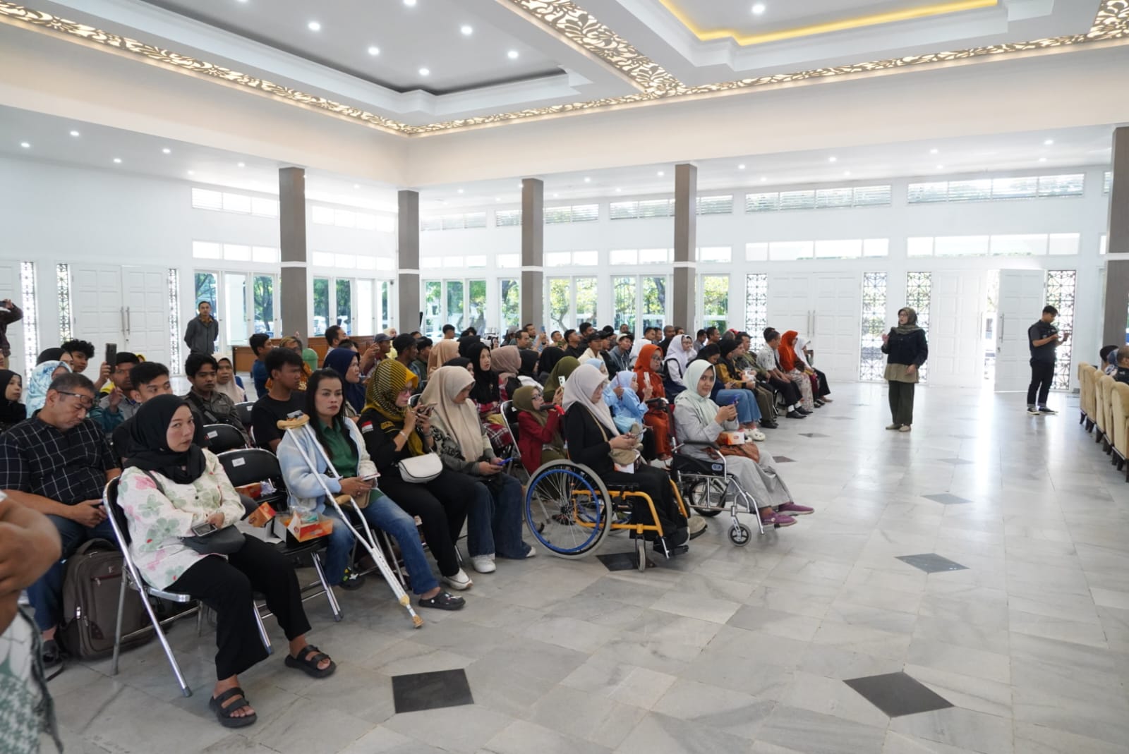 Para penyandang disabiltas di Kabupaten Garut mengikuti peluncuran program Satu Rekening Satu Disabilitas