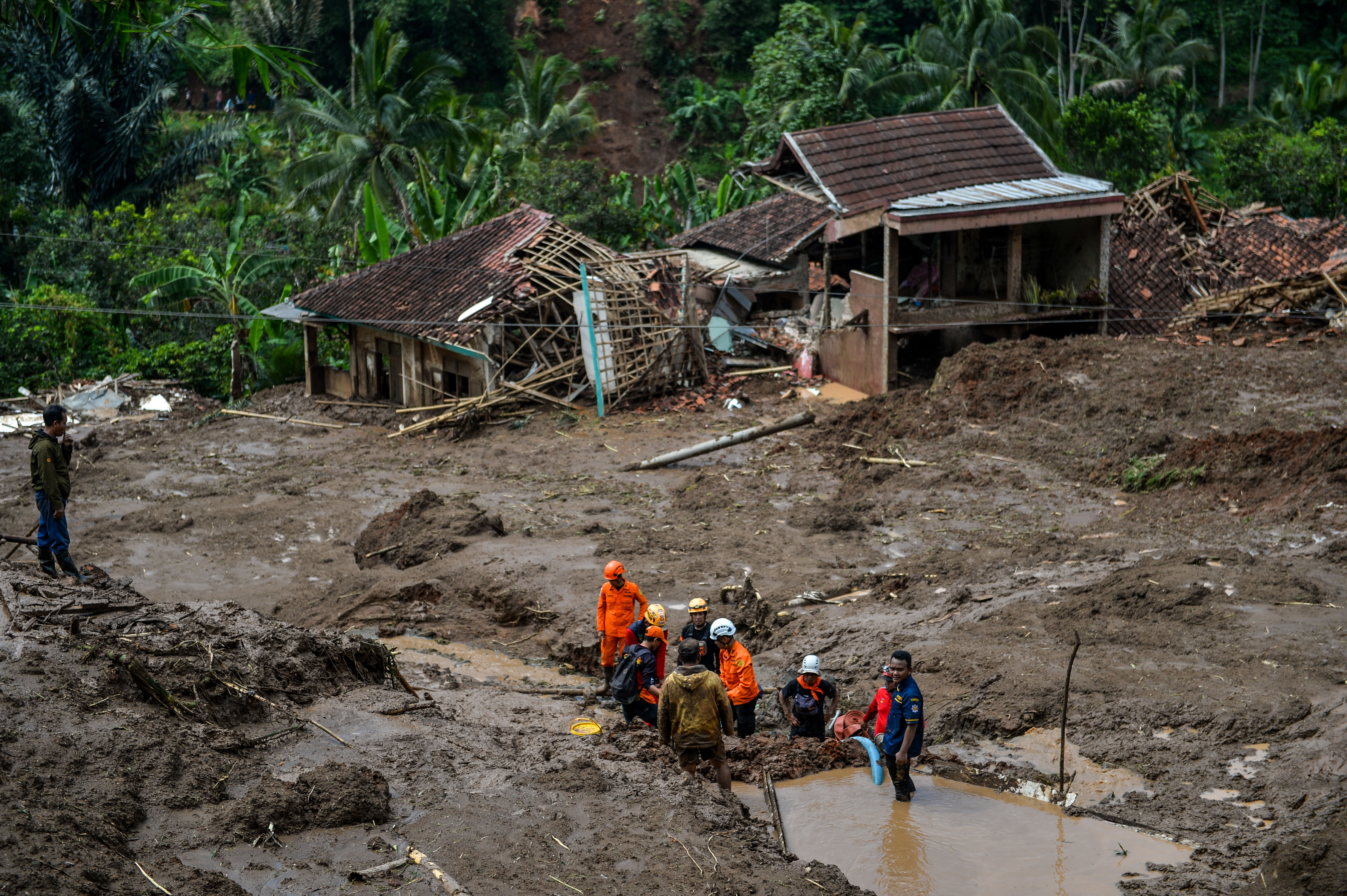 Bencana tanah longsor di Kampung Gintung, Desa Cibenda, Kecamatan Cipongkor, Kabupaten Bandung Barat