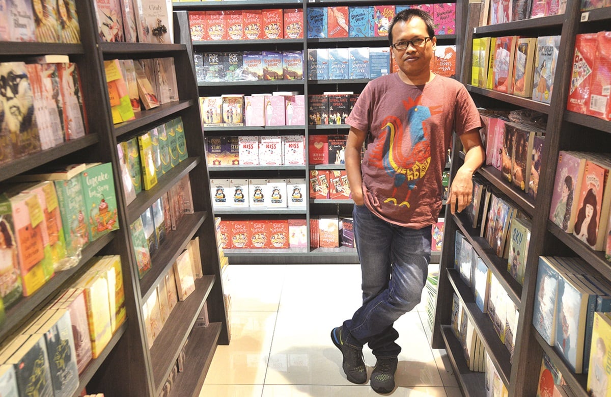 Penulis Eka Kurniawan akhirnya merilis novel terbaru berjudul Anjing Mengeong, Kucing Menggonggong