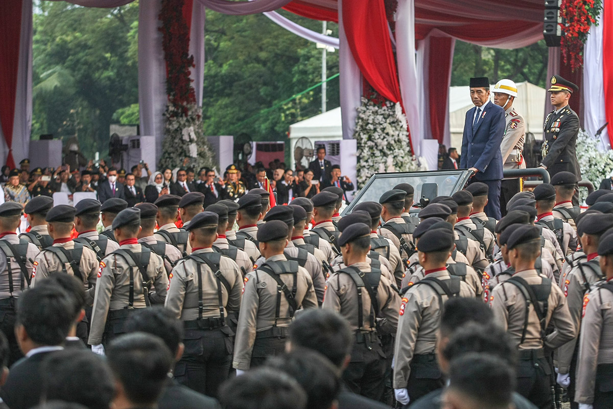 Presiden Joko Widodo selaku inspektur melakukan inspeksi pasukan upacara pada puncak perayaan HUT ke-78 Bhayangkara di Monas, Jakarta Pusat.