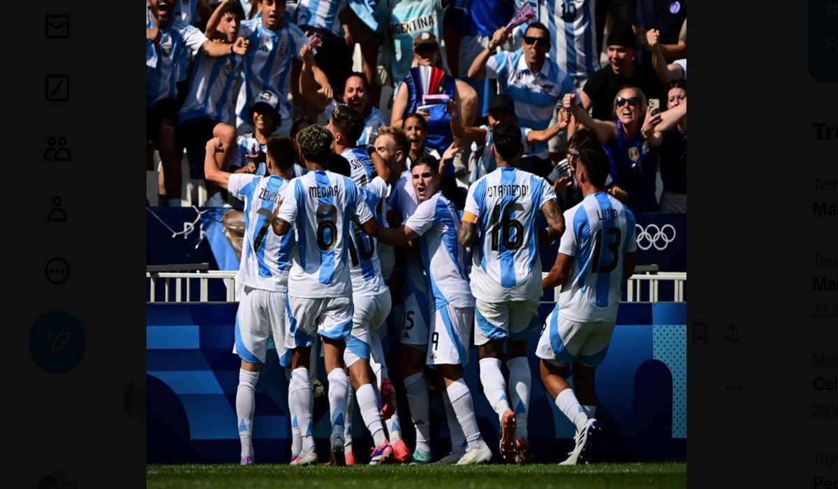 Para pemain timnas Argentina melakukan selebrasi usai mencetak gol ke gawang timnas Irak di laga Olimpiade Paris 2024.