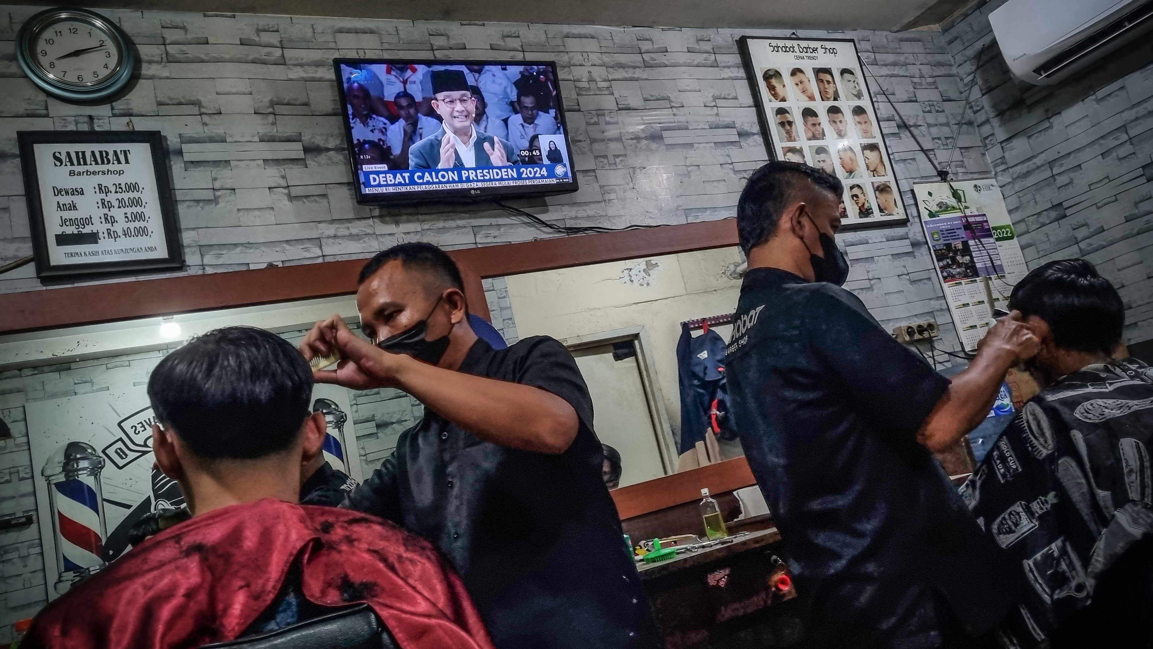 Tayangan televisi yang menampilkan siaran langsung acara debat capres