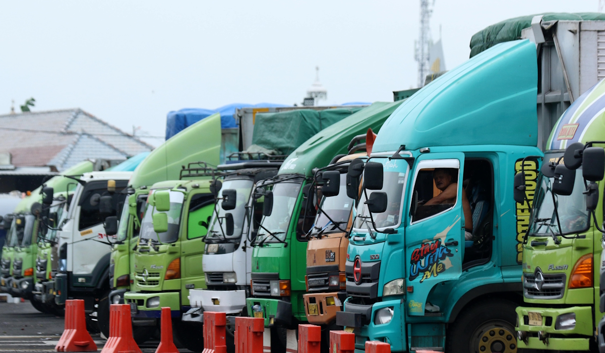 Sejumlah truk angkutan logistik parkir di lapangan Pelabuhan Bulusan, Ketapang Banyuwangi, Jawa Timur