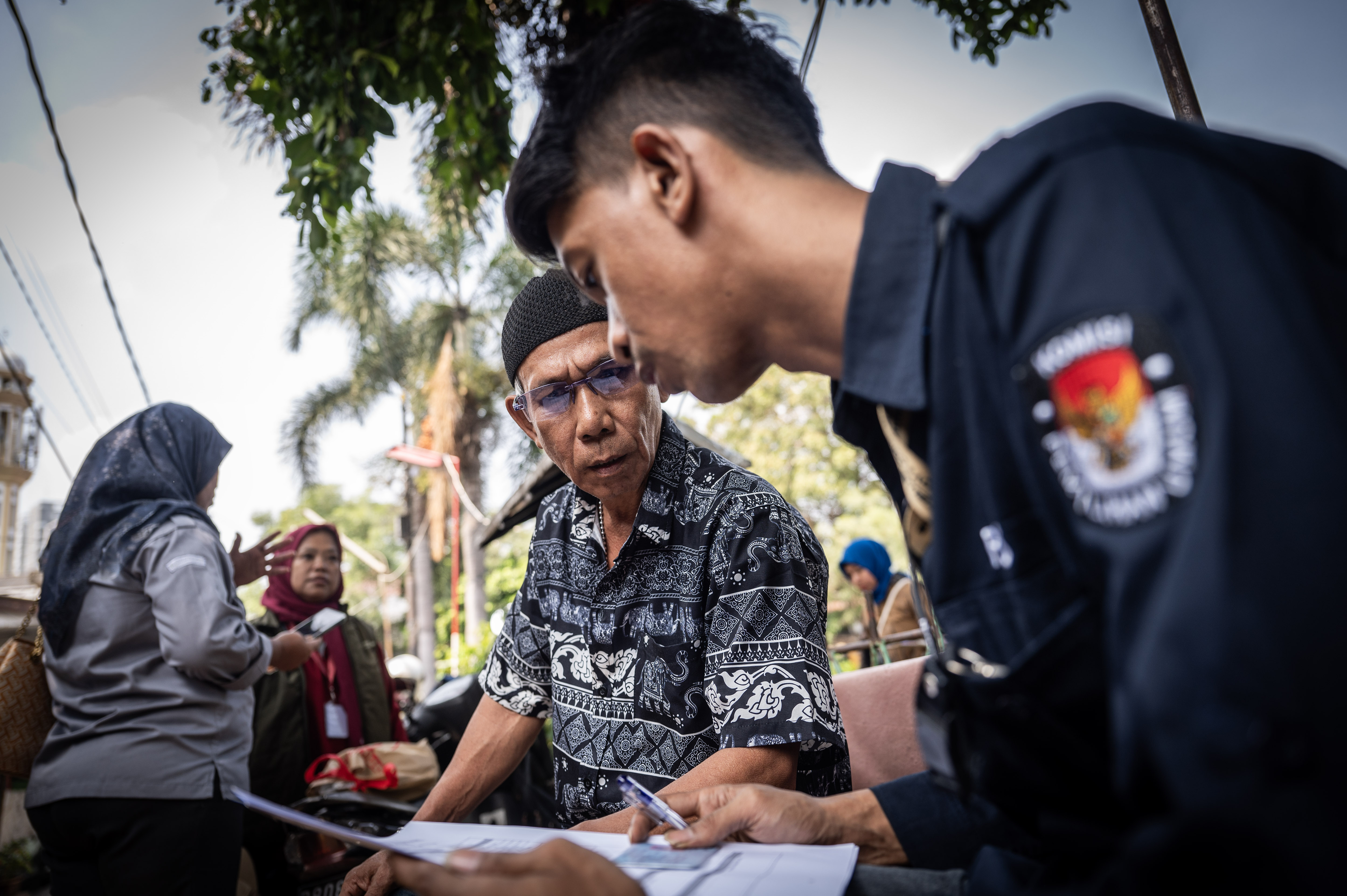 Petugas pemutakhiran data pemilih (Pantarlih) melakukan verifikasi data warga di kawasan Kebayoran Lama