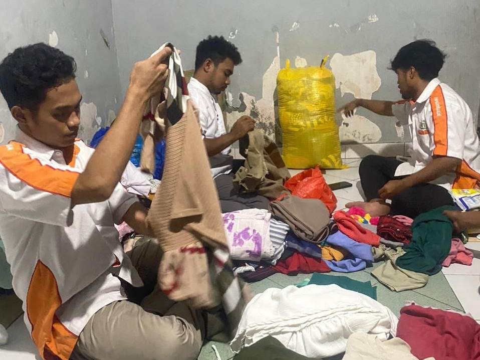 Para relawan sedang mempersiapkan penyaluran bantuan untuk korban banjir Weda Tengah Halmahera