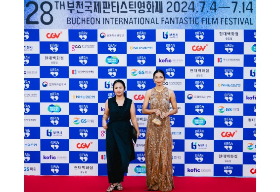Faradina Mufti (kiri) dan Tia Hasibuan di karpet merah festival film BIFAN 2024 di Bucheon, Korea Selatan, Kamis (4/7).