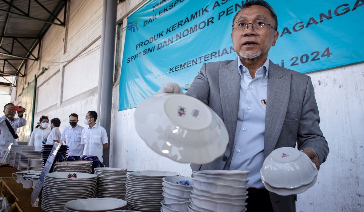 Menteri Perdagangan Zulkifli Hasan menunjukkan produk keramik dan tableware ilegal saat Ekspose Barang Hasil Pengawasan di Surabaya.