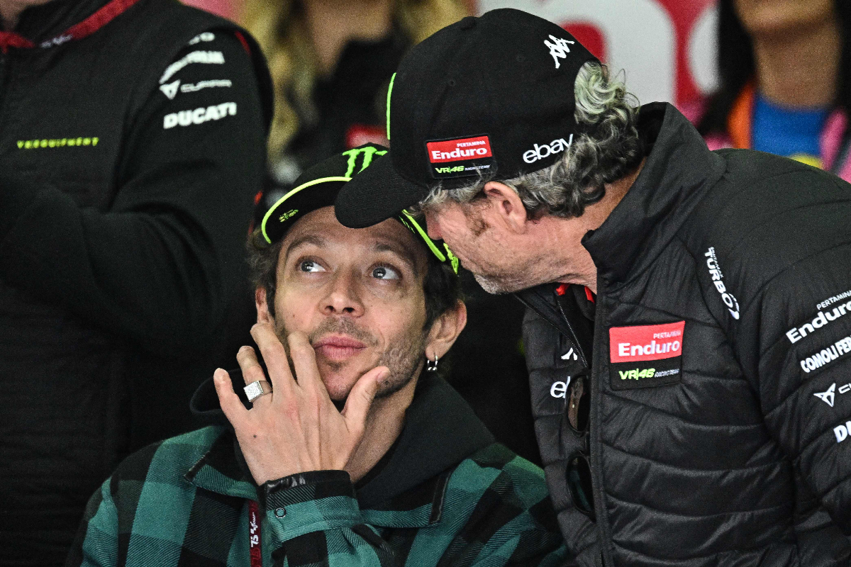 Mantan pilot MotoGP Italia Valentino Rossi menghadiri sesi kualifikasi Grand Prix MotoGP Spanyol di arena pacuan kuda Jerez di Jerez de la F