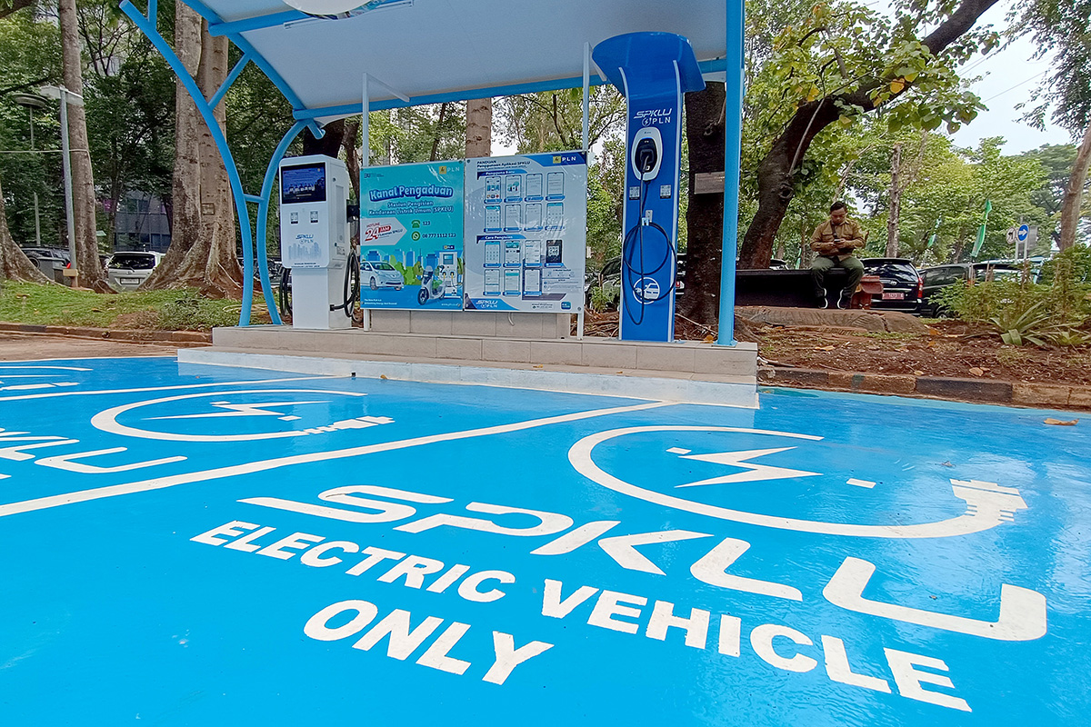 Stasiun Pengisian Kendaraan Listrik Umum (SPKLU) di areal Gedung Manggala Wanabakti, Kementerian Lingkungan Hidup dan Kehutanan.