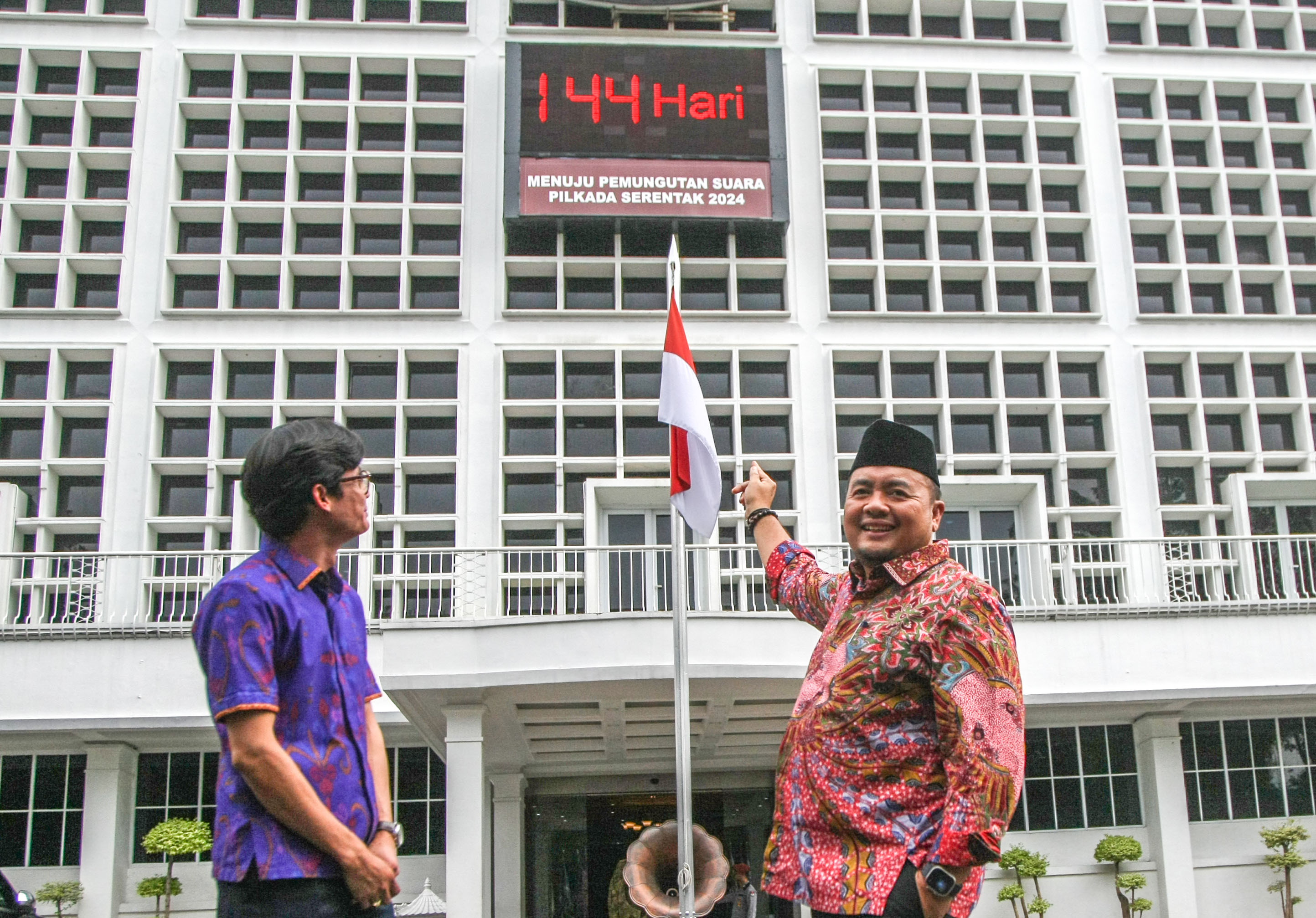 Pelaksana Tugas (Plt) Ketua Komisi Pemilihan Umum (KPU) Mochamad Afifuddin (kanan) berbincang dengan Anggota KPU August Mellaz