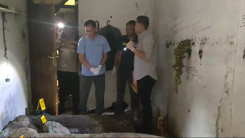 Polisi melakukan olah TKP temuan kerangka dua jenazah di Bandung Barat