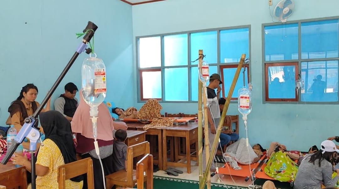 Puluhan siswa dan siswi SMA Mangunjaya, Pangandaran, Jawa Barat, keracunan seusai menyantap nasii kotak.