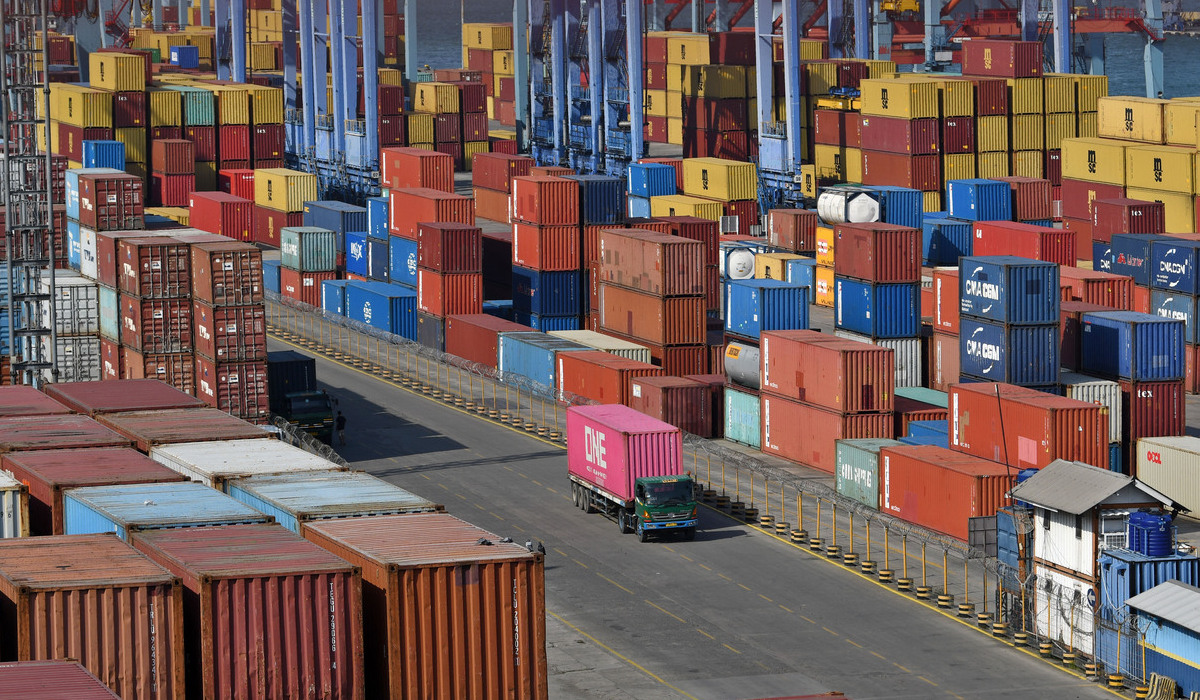 Aktivitas bongkar muat kontainer berlangsung di Pelabuhan Tanjung Priok, Jakarta.