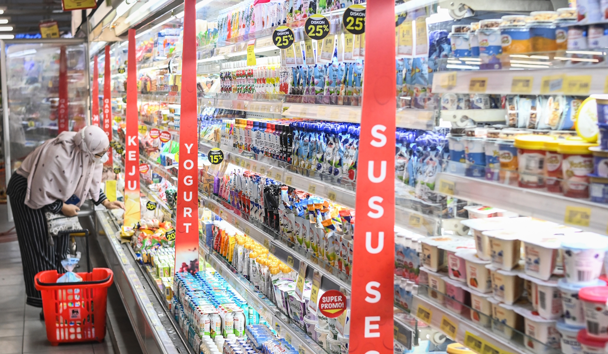 Calon konsumen memilih minuman kemasan di sebuah pusat perbelanjaan 