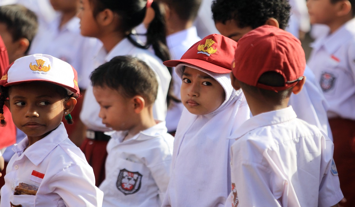 Ilustrasi--Sejumlah siswa mengikuti apel pagi hari pertama masuk sekolah di SD Negeri Inpres, Tanjung Ria, Kayu Batu, Jayapura, Papua.