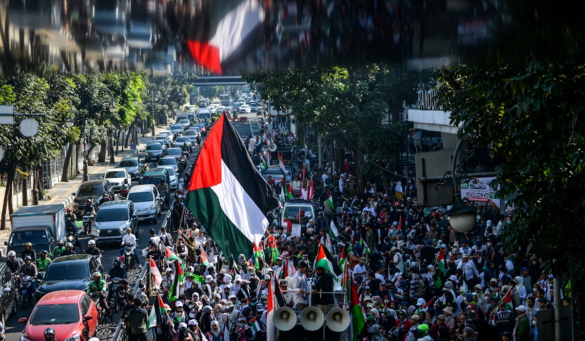 Massa dari Aliansi Bela Palestina Boikot Israel melakukan aksi di halaman pusat perbelanjaan Bandung Indah Plaza (BIP), Bandung
