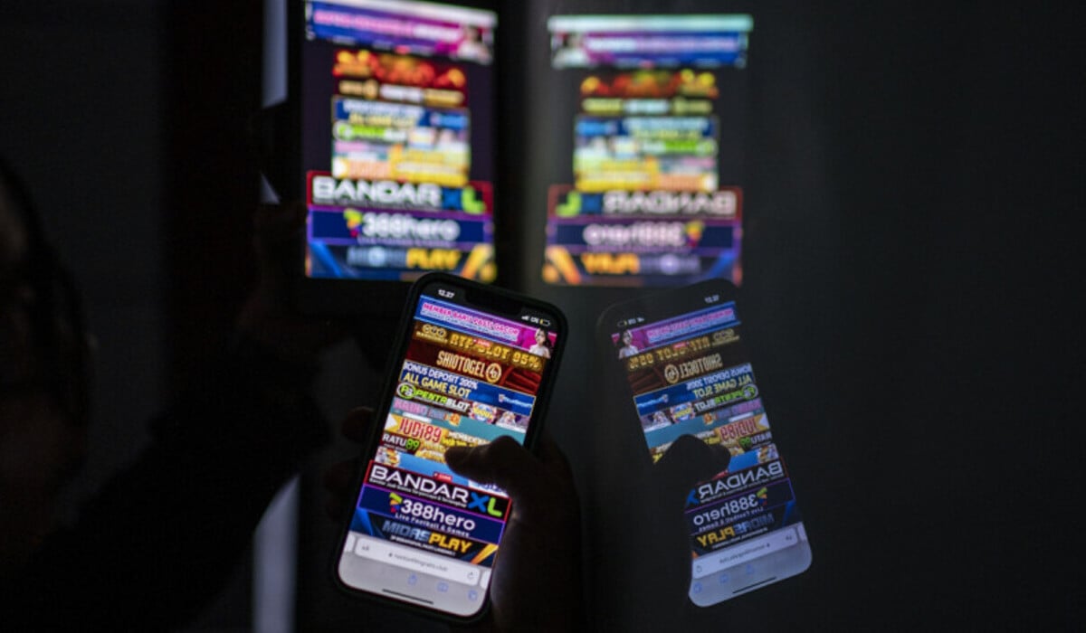 Ilustrasi seseorang bermain judi online.