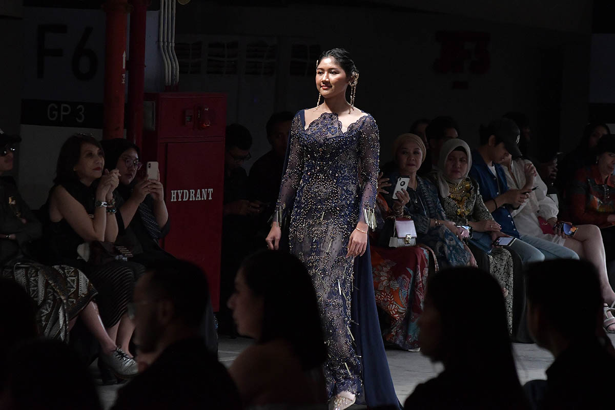 Istri dari Kaesang Pangarep Erina S Gudono (tengah) memeragakan busana karya desainer Ernesto Abram pada JF3 Fashion Festival.