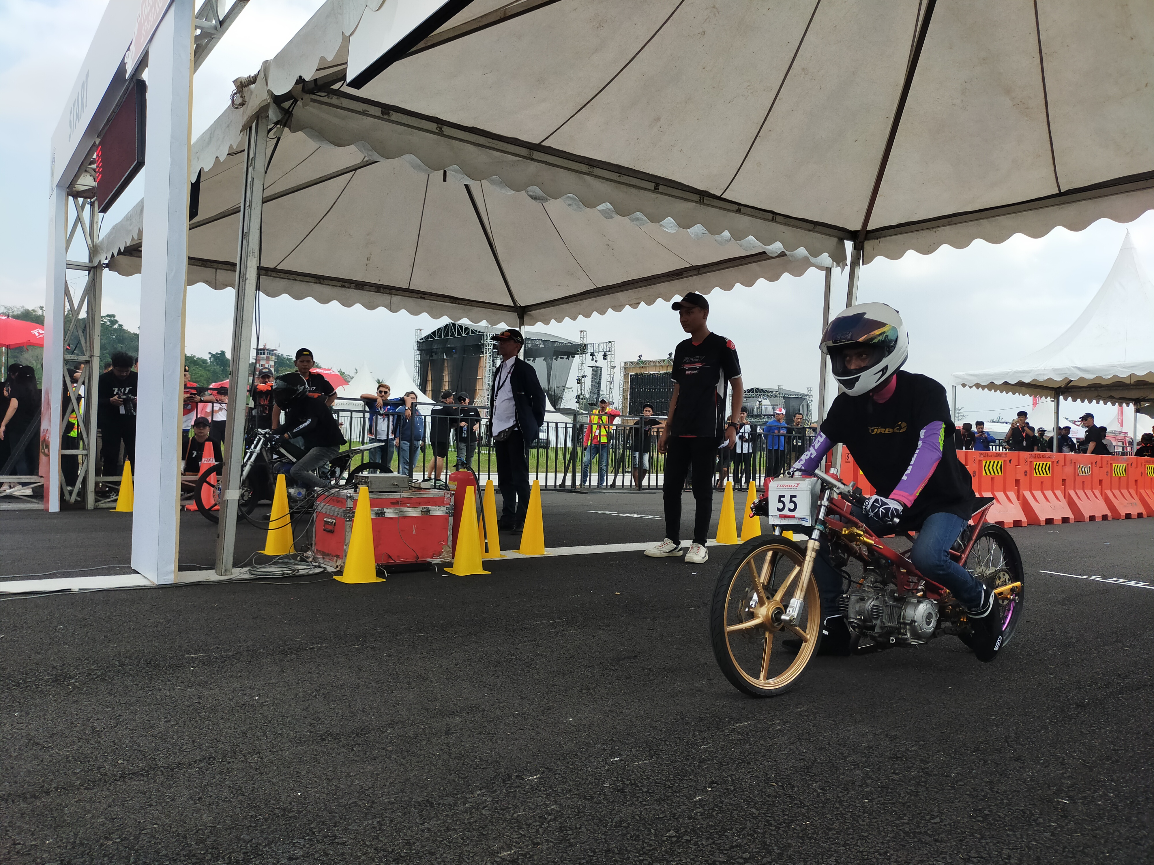 Dua pembalap bersiap dalam  Pertamax Turbo Drag Fest di Tasikmalaya