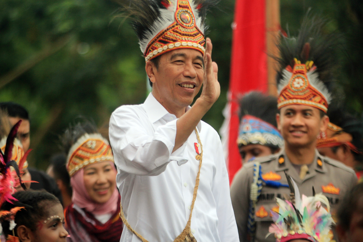 Presiden Joko Widodo menyapa anak-anak yang menyambutnya saat tiba di Istora Papua Bangkit, Jayapura, Selasa (23/7/2024