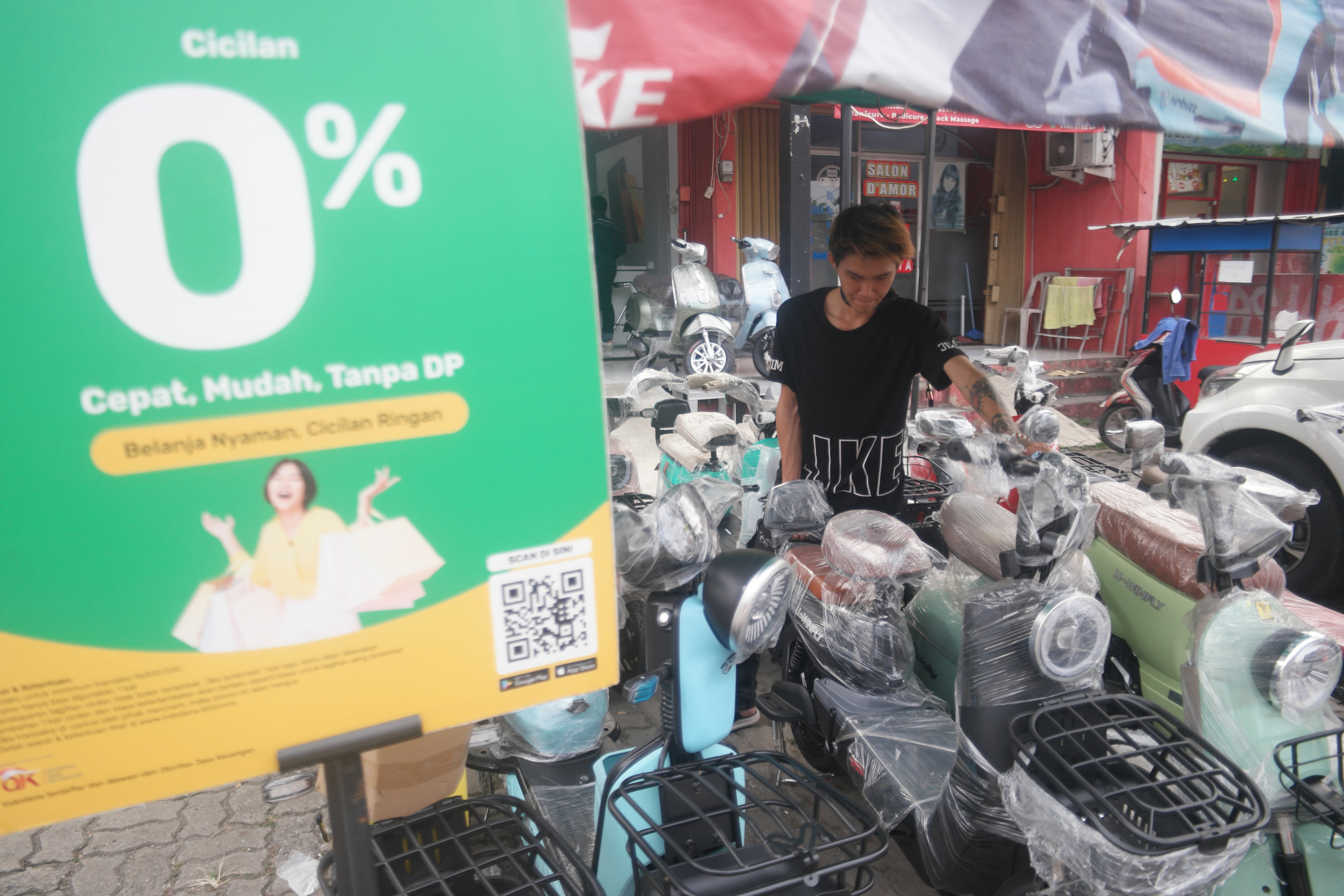 Papan promo program cicilan 0% dari salah satu pinjaman online (pinjol).