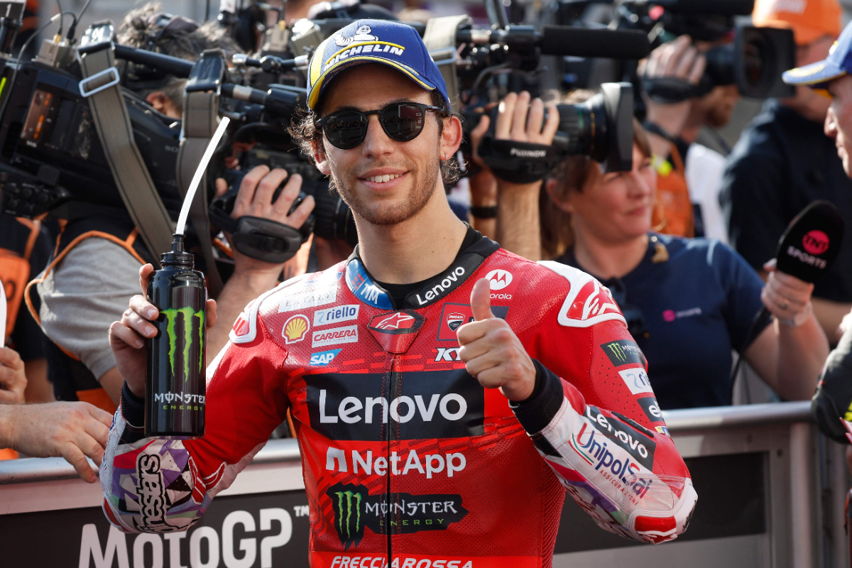 Pembalap Ducati Tim Lenovo Italia Enea Bastianini merayakan posisi ketiganya usai sesi kualifikasi Grand Prix MotoGP Qatar di Sirkuit Intern