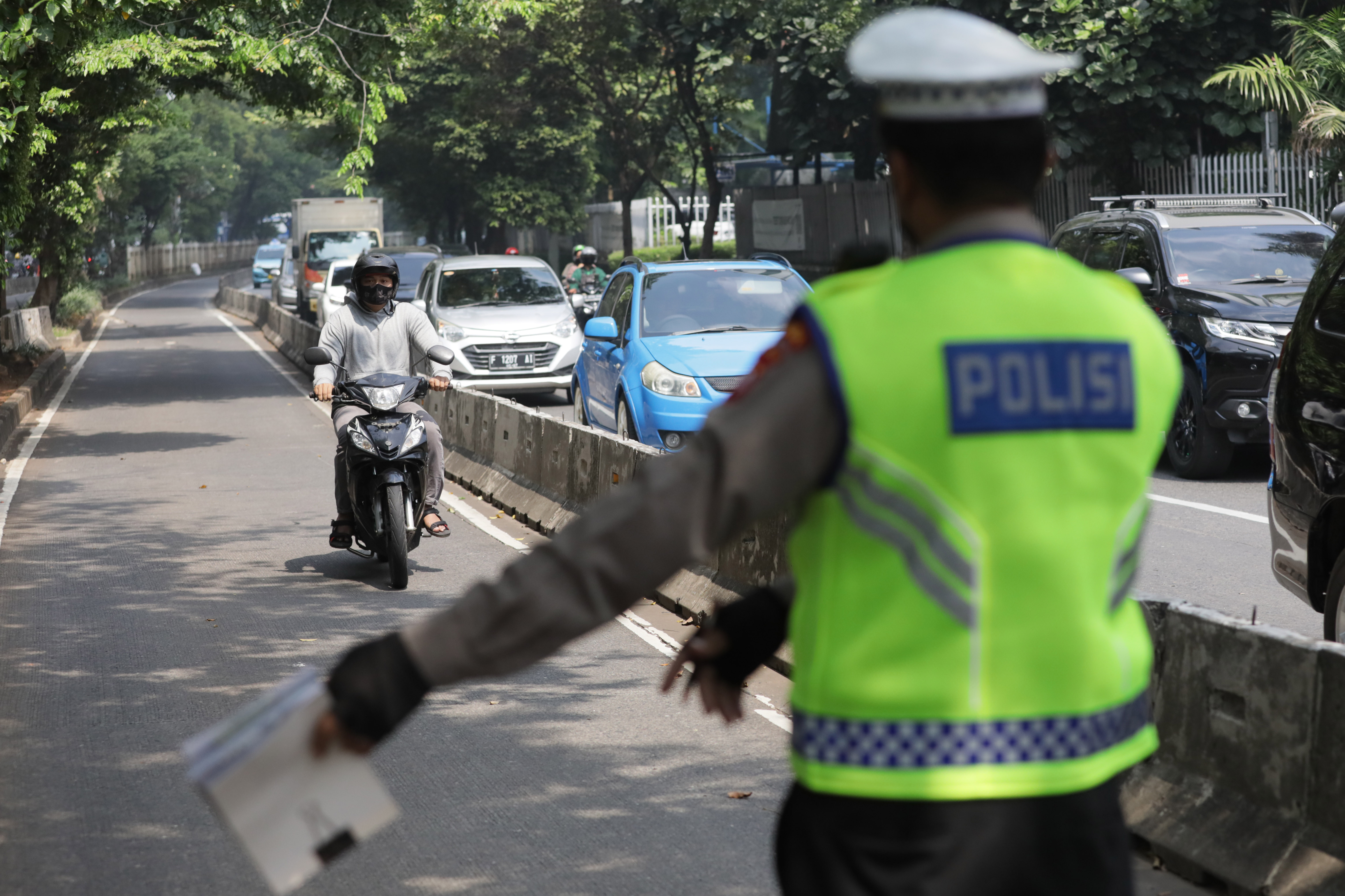 Petugas kepolisian melakukan sterilisasi jalur dan tindakan tilang terhadap sepeda motor tanpa plat nomor yang masuk ke jalur Busway